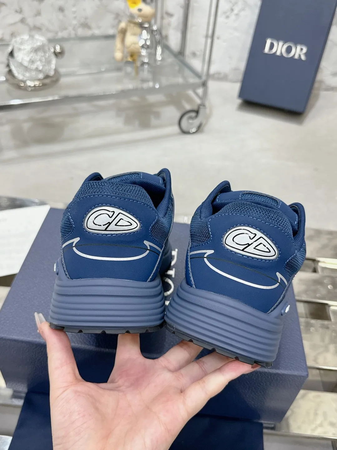 Men's men's shoes 💰600❤️❤️❤️High version Dior Dior's latest color matching B30 series reflective dad sneakers original 17380💰 purchased for development and production Brand new B30 sneakers Dad Shoes style shoes that follow the trend of the retro market The Dior logo on the tongue also indicates that this pair of shoes is the B30 model! B30 uses fine-textured leather and mesh cloth materials to form a shoe body. There are conspicuous letters CD on both sides of the shoe body to indicate identity. Many lines on the shoe body outline details to make the shoes look less monotonous and full of retro flavor. The delivery counter is exquisitely packaged🛍📦 ▪️Fabric: Original customized technical fabric + mesh ▪️Inner lining: Customized breathable lining ▪️Outsole: Original molded IP foam + TPU outsole ▪️Sole thickness: 3.5CM ▪️Size: Women’s size 35-40 / Men’s size 39-46